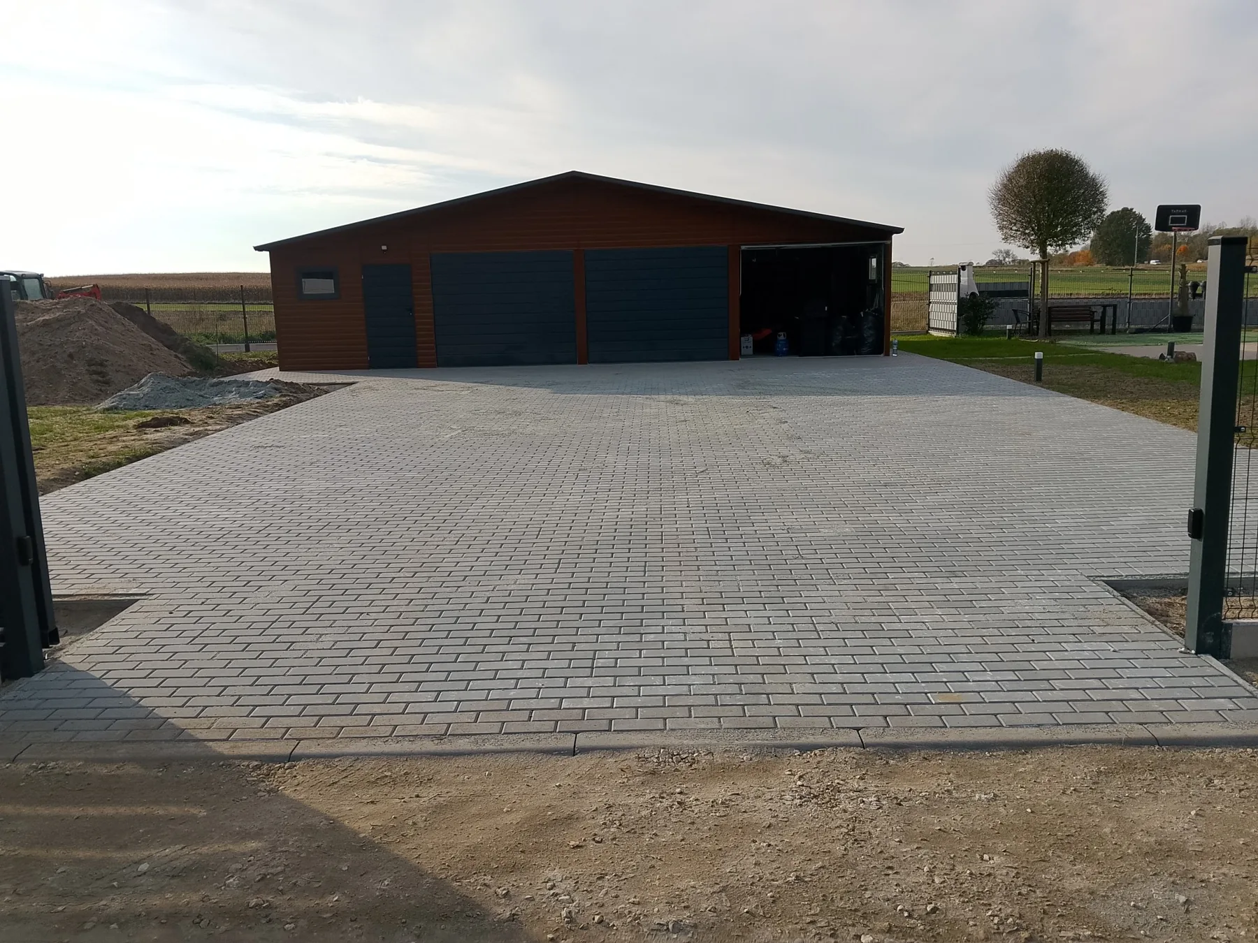 Tychy – 300 m² kostki Holland i ogrodzenie panelowe przy garażu